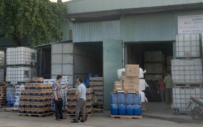 Đột kích kho chứa gần 1.000 thùng bia, sữa ngoại nhập lậu ở TP.HCM Ảnh 2