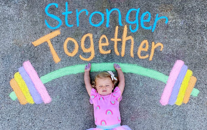 Mẹ vẽ vùng đất thần tiên để con gái vui chơi trong thời gian giãn cách xã hội Ảnh 2