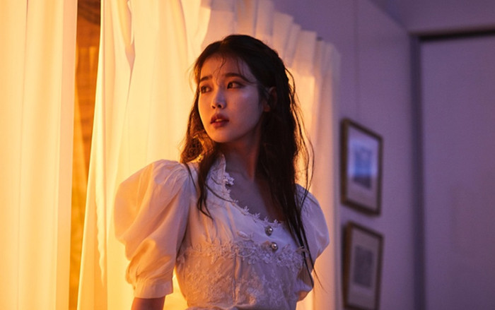 IU phát hành Eight bản Acoustic Live, món quà bất ngờ dành tặng fan nhân dịp sinh nhật tuổi 28 Ảnh 2