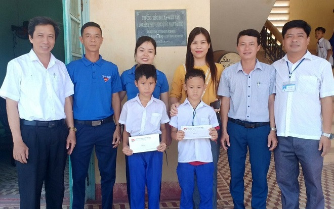 Khen thưởng 2 học sinh lớp 8 và lớp 3 nhanh trí cứu bạn đuối nước Ảnh 2