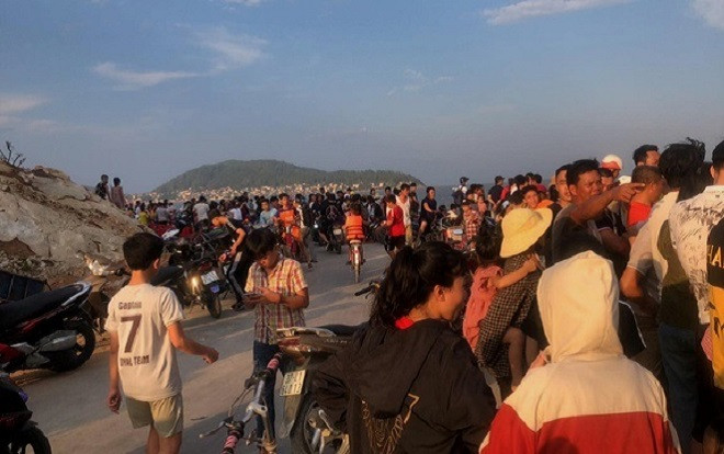 Hàng trăm người tìm kiếm nam sinh lớp 8 đi tắm biển bị sóng cuốn mất tích Ảnh 2