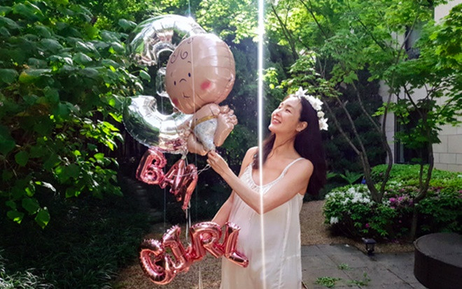 Choi Ji Woo sinh con gái đầu lòng ở tuổi 46 sớm hơn dự kiến, YG xác nhận: 'Mẹ tròn con vuông' Ảnh 2