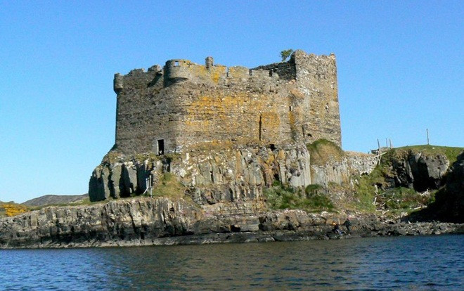 Căn phòng bí ẩn chứa toàn mẩu xương trong lâu đài bỏ hoang Ảnh 2