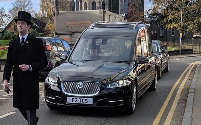 Cảnh tượng 'quá đau lòng' trong đám tang vắng người giữa dịch COVID-19 Ảnh 2