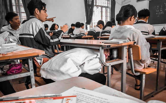 Cơn buồn ngủ ập đến, nữ sinh liền nghĩ ra tư thế ngủ cực 'khó đỡ' nhằm tránh sự phát hiện của giáo viên Ảnh 2