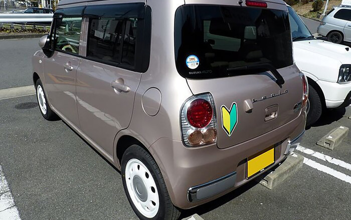 Hai biểu tượng kì lạ thường được dán trên xe hơi ở Nhật Bản Ảnh 2