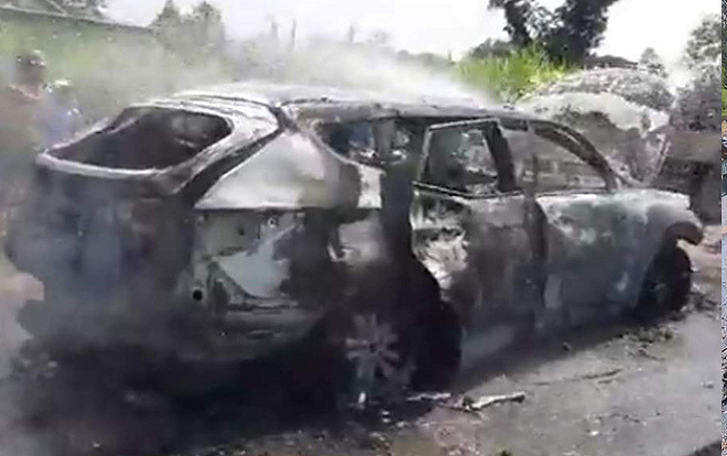 Xe con bốc cháy dữ dội, tài xế bị bỏng nặng Ảnh 2