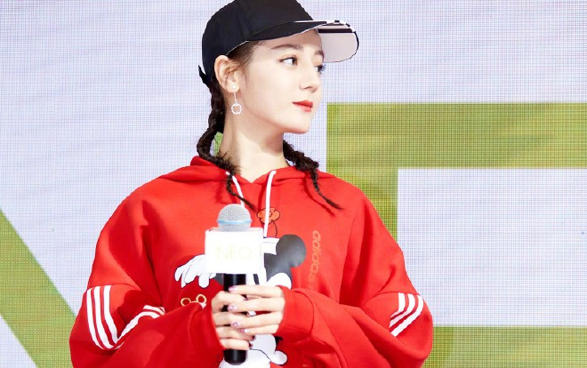 Địch Lệ Nhiệt Ba phải đến bệnh viện thăm khám vì làm việc quá sức và sức khỏe không ổn định Ảnh 2