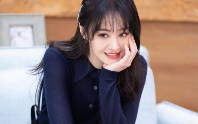 Vẻ đẹp thực sự của Trịnh Sảng dưới ống kính của người qua đường khi ngồi ngoài lề đường chụp ảnh selfie Ảnh 2