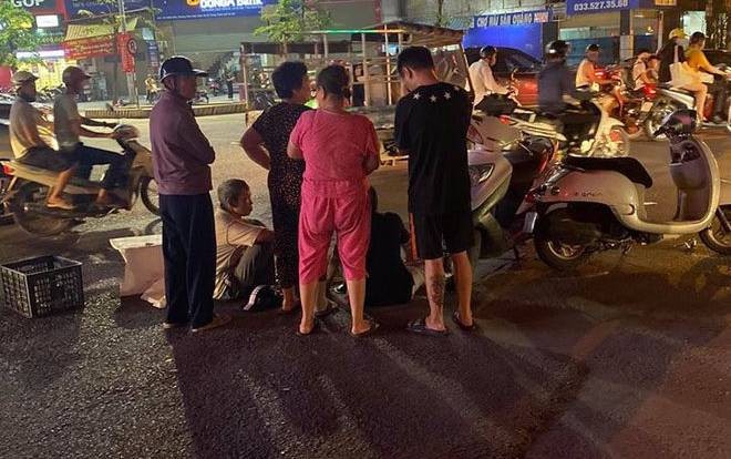 Ông gào khóc thảm thiết bên thi thể bé trai hơn 1 tuổi bị xe bán tải tông tử vong sau chạm giao thông Ảnh 2