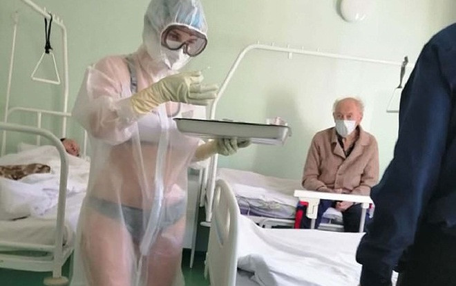 Nữ y tá mặc đồ lót bên trong lớp áo bảo hộ trong suốt vì 'quá nóng' Ảnh 2