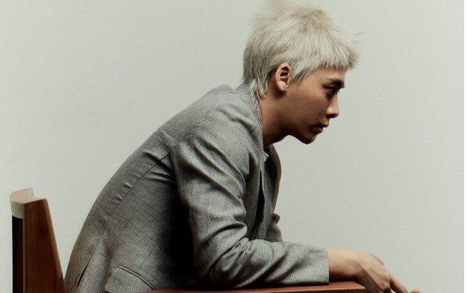 Lý Dịch Phong với tạo hình mới mẽ: Thu hút với tạo hình tóc ánh kim và trang điểm tàn nhang Ảnh 2