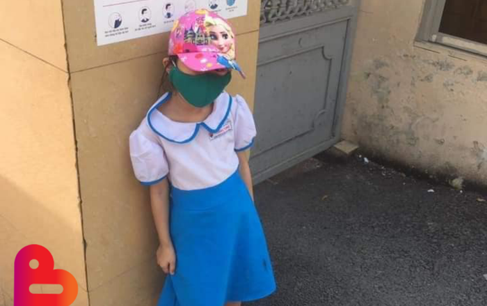 Học sinh bị cô giáo phê bình, bắt đứng ngoài cổng trường giữa trời nắng nóng vì đi học sớm Ảnh 2