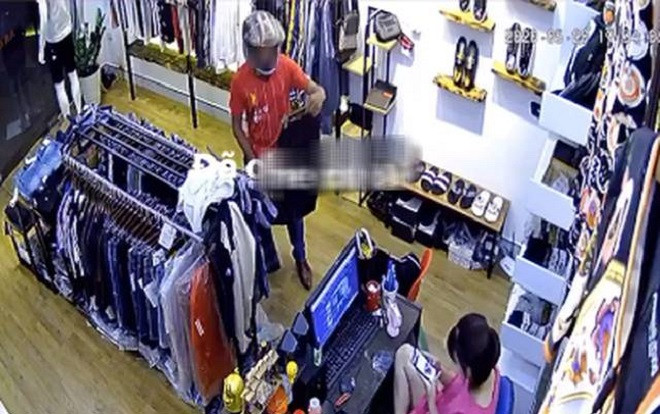 Người đàn ông có hành động 'biến thái' trước mặt nữ nhân viên tại cửa hàng quần áo gây bức xúc Ảnh 2