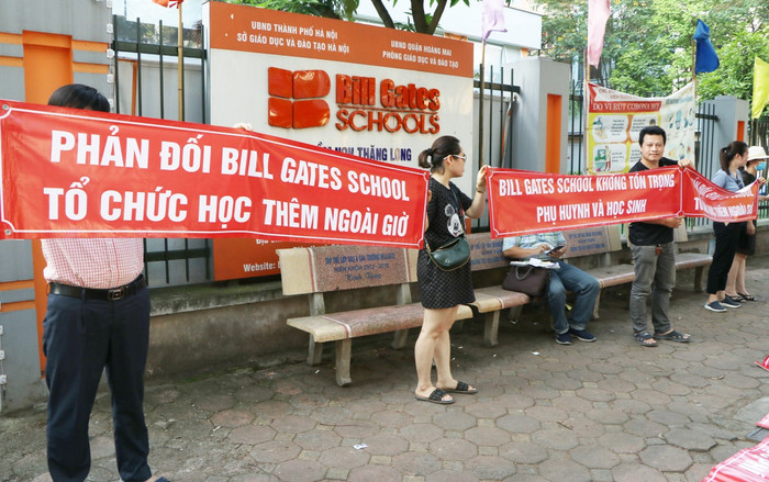 Phụ huynh căng băng rôn phản đối Hệ thống giáo dục Bill Gates tổ chức học thêm ngoài giờ Ảnh 2