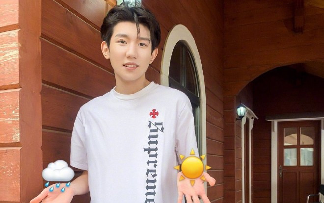 Vương Nguyên xuất hiện với dáng vẻ nho nhã nhưng ánh nhìn của dân mạng 'đổ dồn' vào dòng chữ ý nghĩa trên ốp lưng điện thoại Ảnh 2