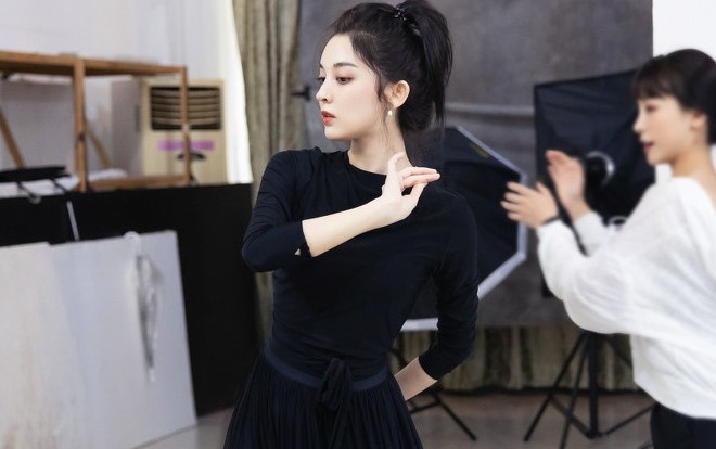 Sau hình ảnh phát tướng tại buổi khai máy, Cổ Lực Na Trát khiến dân mạng 'tròn mắt' vì loạt ảnh tập vũ đạo với thân hình mảnh mai Ảnh 2