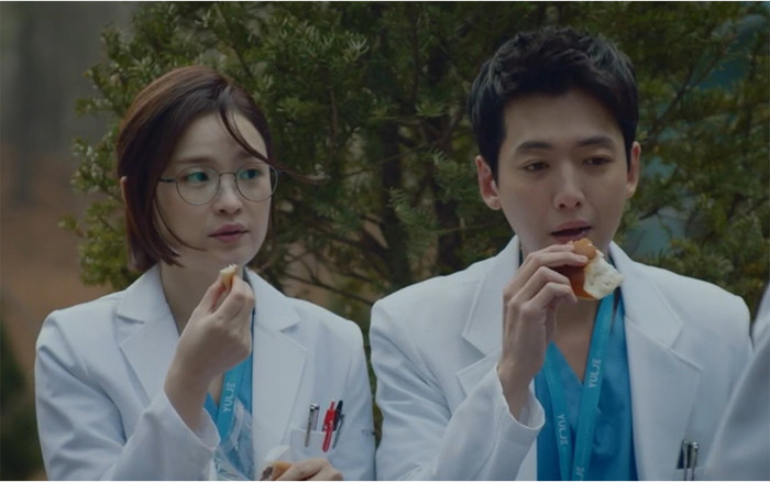 Hospital Playlist (Chuyện đời bác sĩ): Khán giả cười sặc với độ đôi thực thần trong truyền thuyết Kim Jun Wan và Chae Song Hwa Ảnh 2
