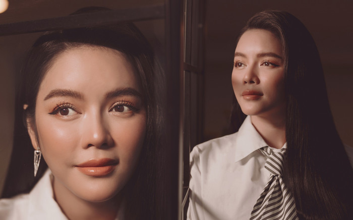 Lý Nhã Kỳ diện áo sơ-mi cùng chân váy như nữ sinh nhưng vẫn toát lên vẻ sang trọng mê hồn Ảnh 2