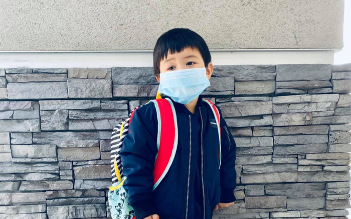 Ở nhà cách ly xã hội quá lâu, con trai Đan Trường 'thèm' đi học đến mức mặc đồng phục đi siêu thị Ảnh 2