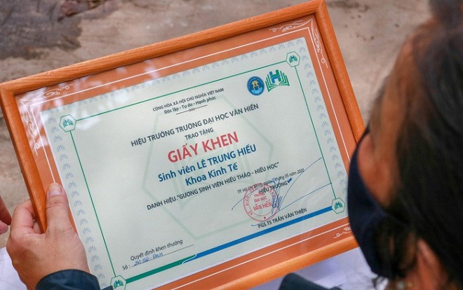 Tử vong khi lao vào lửa cứu cha và em trai, nam sinh được trường Đại học tặng giấy khen và hoàn học phí Ảnh 2