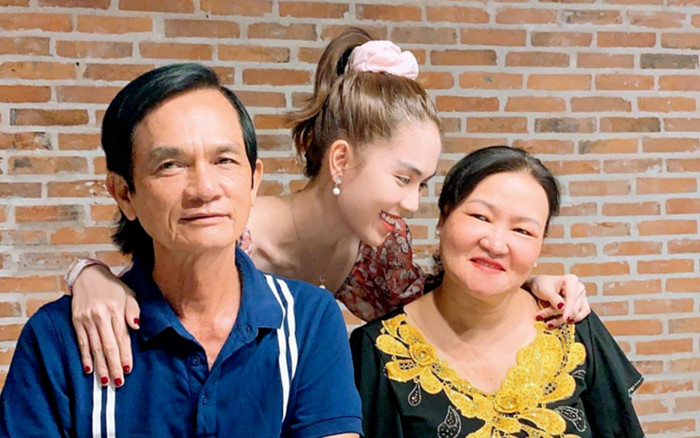 Ngọc Trinh khoe ảnh quây quần hạnh phúc bên các thành viên trong gia đình Ảnh 2