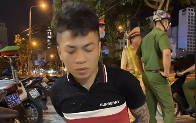 Bắt 2 thanh niên ngông cuồng: Lạng lách thách thức công an trong cơn ngáo đá, tấn công nhân viên cấp cứu Ảnh 2