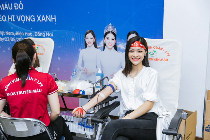 Đỗ Mỹ Linh - Tiểu Vy - Kiều Loan đọ vẻ tươi tắn, cùng tham gia hoạt động cộng đồng ý nghĩa