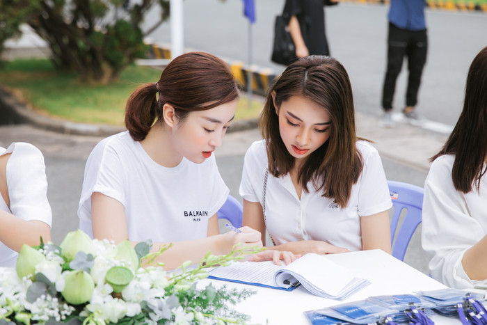 Đỗ Mỹ Linh - Tiểu Vy - Kiều Loan đọ vẻ tươi tắn, cùng tham gia hoạt động cộng đồng ý nghĩa