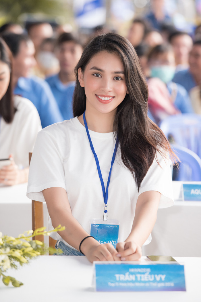 Đỗ Mỹ Linh - Tiểu Vy - Kiều Loan đọ vẻ tươi tắn, cùng tham gia hoạt động cộng đồng ý nghĩa