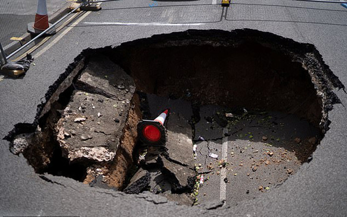 Sập cống thoát nước, ô tô suýt rơi xuống 'hố tử thần' hơn 6 m Ảnh 2