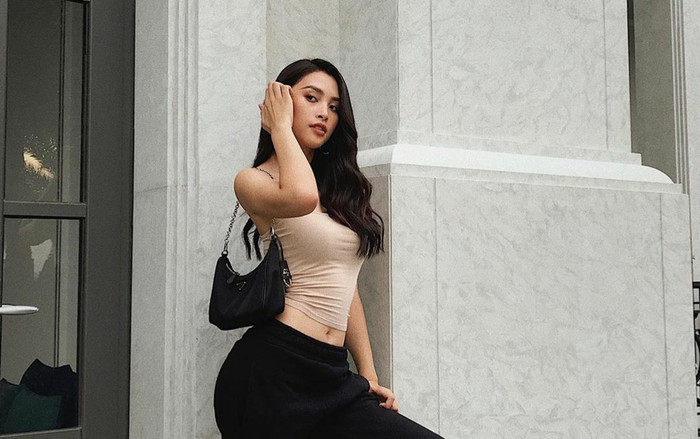 Không váy áo tha thướt, Hoa hậu Tiểu Vy xuống phố gọn nhẹ vẫn khoe trọn body cực phẩm Ảnh 2