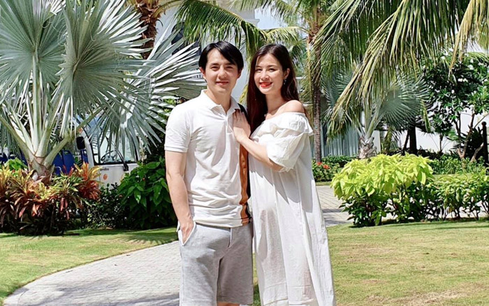 Đông Nhi bế bụng bầu to theo ông xã về lại nơi diễn ra sự kiện trọng đại của đời mình Ảnh 2