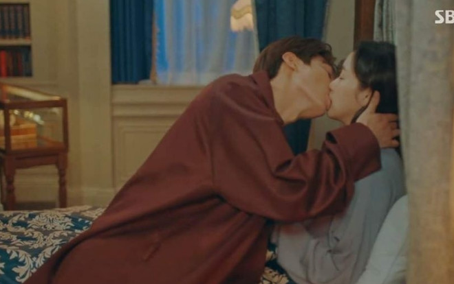 Khán giả nói về 'nụ hôn ma cà rồng' của Lee Min Ho và Kim Go Eun trong 'Quân vương bất diệt': Quyến rũ thiệt, nâng tầm cảnh hôn lên tầm cao mới Ảnh 2