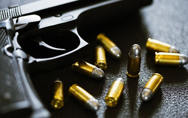 Chồng cầm súng tự bắn vào tai nhưng đạn xuyên qua đầu găm trúng cổ vợ Ảnh 2