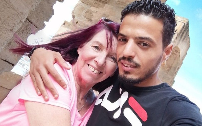 Cô dâu 62 kết hôn với chú rể 26 sau khi kết bạn nhầm trên Facebook Ảnh 2