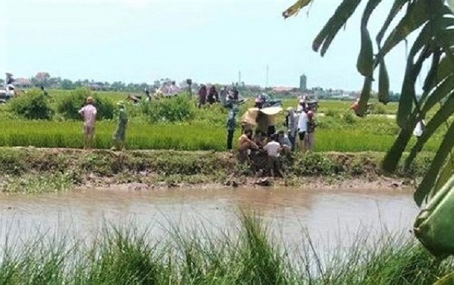 Theo bố mẹ ra kênh mò cua bắt ốc, 2 chị em ruột đuối nước thương tâm Ảnh 2