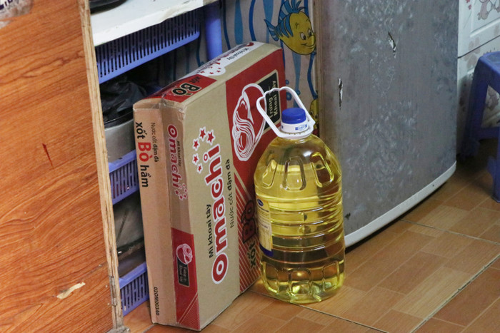 Cô bé 10 tuổi cùng em bị nhốt sau cánh cửa sắt ở Hà Nội: ‘Cháu vui vì sắp được đi học, có quạt mát rồi 4 bà cháu sẽ không mất ngủ nữa’