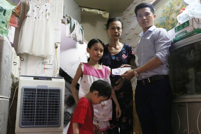 Cô bé 10 tuổi cùng em bị nhốt sau cánh cửa sắt ở Hà Nội: ‘Cháu vui vì sắp được đi học, có quạt mát rồi 4 bà cháu sẽ không mất ngủ nữa’