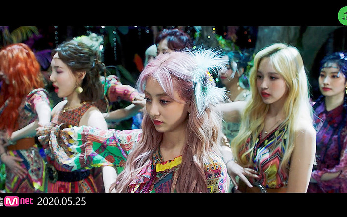 TWICE tung teaser 'More & More' khiến báo Hàn ngợi khen là nữ thần, Knet chê bai: 'Nên tập hát, không đủ tài năng' Ảnh 2