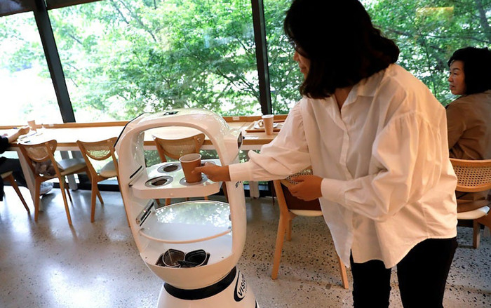 Quán cà phê thời COVID-19 ở Hàn Quốc: Chỉ có 1 nhân viên, pha đồ và phục vụ bằng robot Ảnh 2