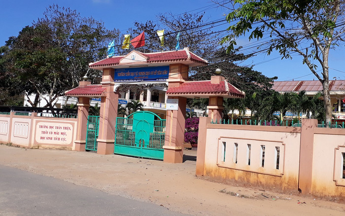 Hiệu trưởng vay tiền của giáo viên nhưng không trả nhận quyết định kỷ luật Ảnh 2