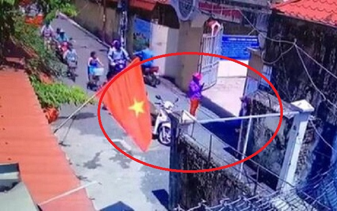 Người mẹ bị tố dàn dựng chụp ảnh con ngoài cổng trường lên tiếng thừa nhận clip trên mạng là đúng nhưng không dàn dựng Ảnh 2