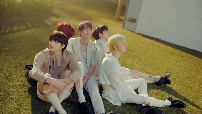 TXT hát live Thanhk U, Next (Ariana Grande): Bao nhiêu điểm cho sự ngọt ngào này?