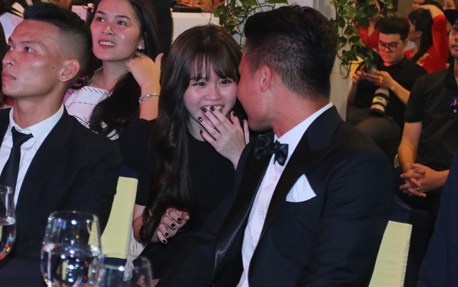 Bạn gái xinh đẹp của Quang Hải gây sốt ở QBV 2019 Ảnh 2