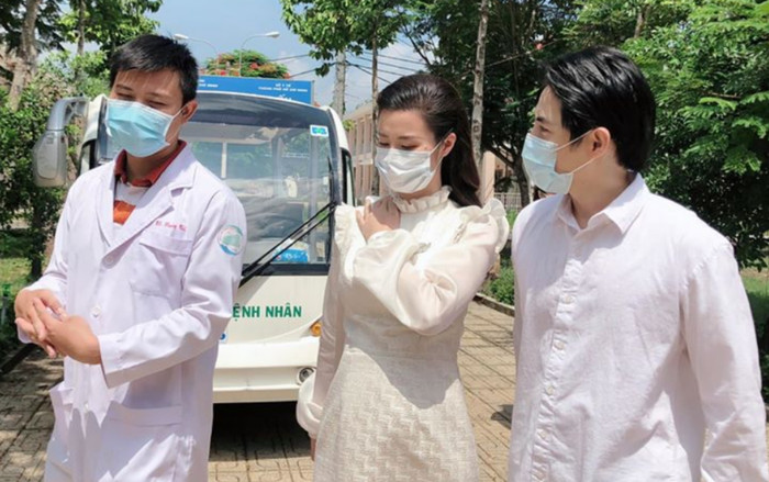 Đông Nhi 'vác bụng bầu' cùng Ông Cao Thắng đến thăm bệnh viện dã chiến Củ Chi: Cặp đôi 'điểm mười' chưa bao giờ khiến fan thất vọng! Ảnh 2