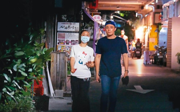 Lâm Tâm Như và Hoắc Kiến Hoa tay trong tay hẹn hò tình cảm trên đường phố Ảnh 2