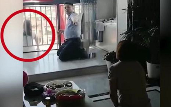 Bé gái 10 tuổi đòi tự tử sau khi cãi nhau với chị gái, hành động của người mẹ mới thực sự gây tranh cãi Ảnh 2