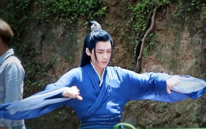 Ảnh hậu trường của 'Kính song thành': Lý Dịch Phong được khen kính nghiệp khi không ngừng luyện tập động tác trong giờ make-up Ảnh 2