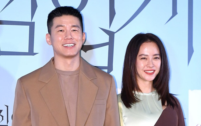 Họp báo 'The Intruder': Song Ji Hyo đẹp mặn mà, lộ dấu hiệu lão hóa bên 'tình đầu' của Kim Go Eun Ảnh 2